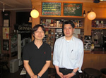 “大山オリジナルウィスキー”の仕掛け人鈴木博行さんと島村尊光さん